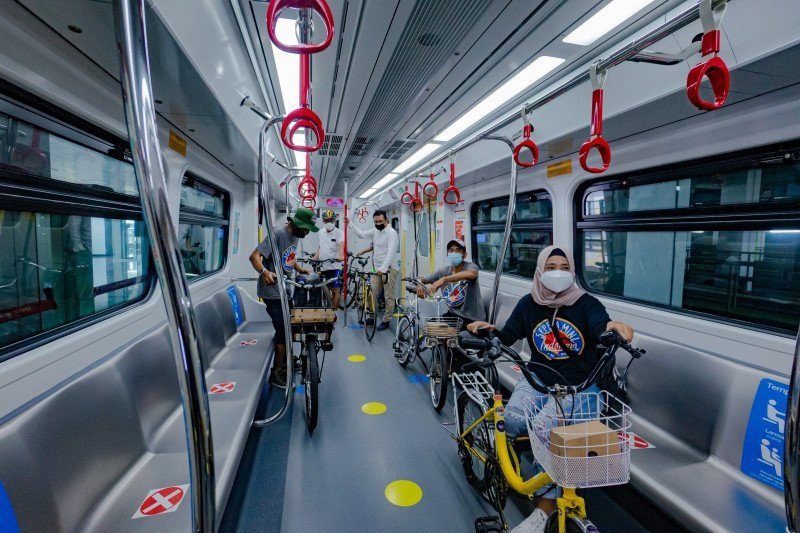 Calon penumpang LRT Jabodebek harus menyiapkan KMT atau kartu uang elektronik