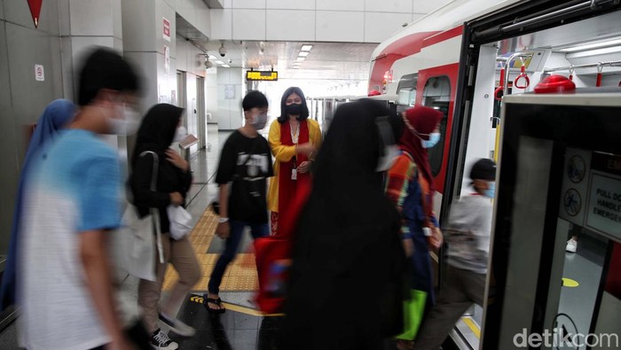 HUT DKI Jakarta, Naik LRT Jakarta Gak Pakai Bayar  