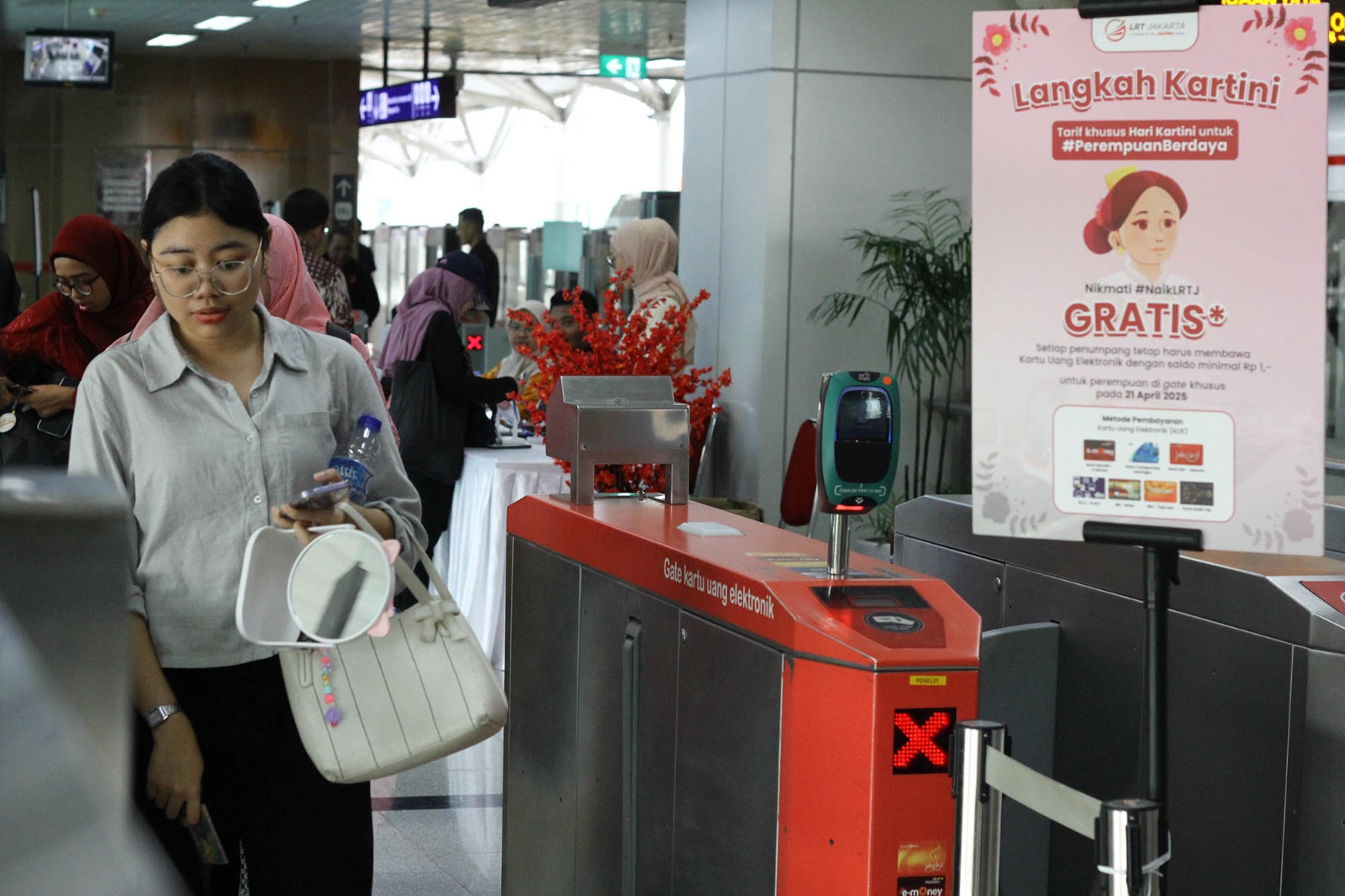 LRT Jakarta Gratiskan Tarif untuk Perempuan di Hari Kartini, Dorong Transportasi Publik yang Ramah Perempuan